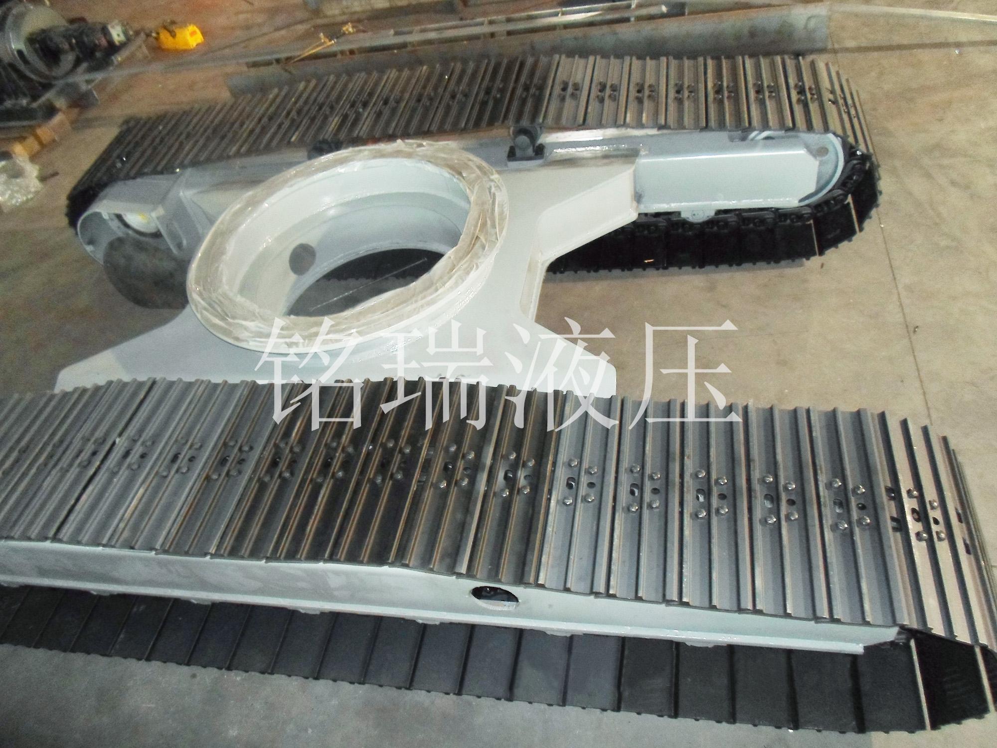 X型梁回轉(zhuǎn)履帶底盤